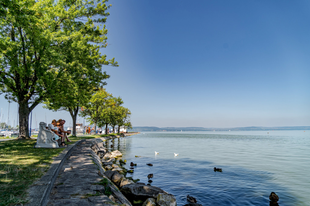 Balatonlellei móló és kikötő – Séta a víz felett, élmények a horizonton
