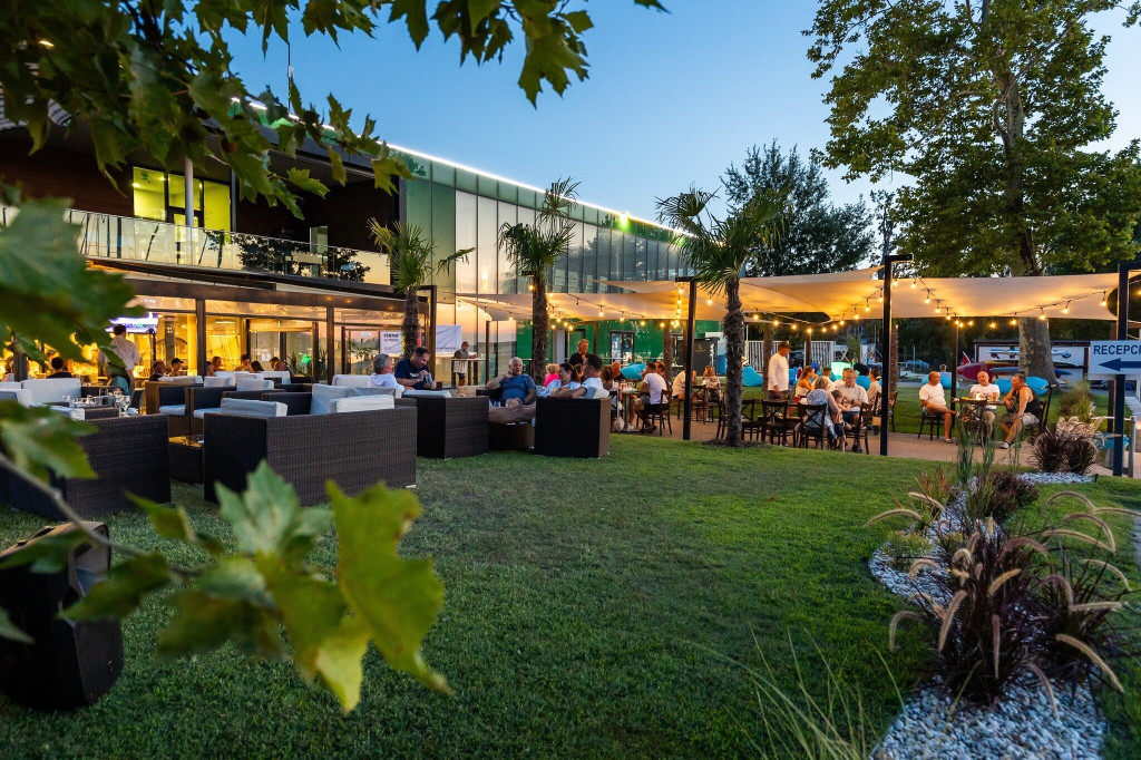 BL YachtClub & Apartments