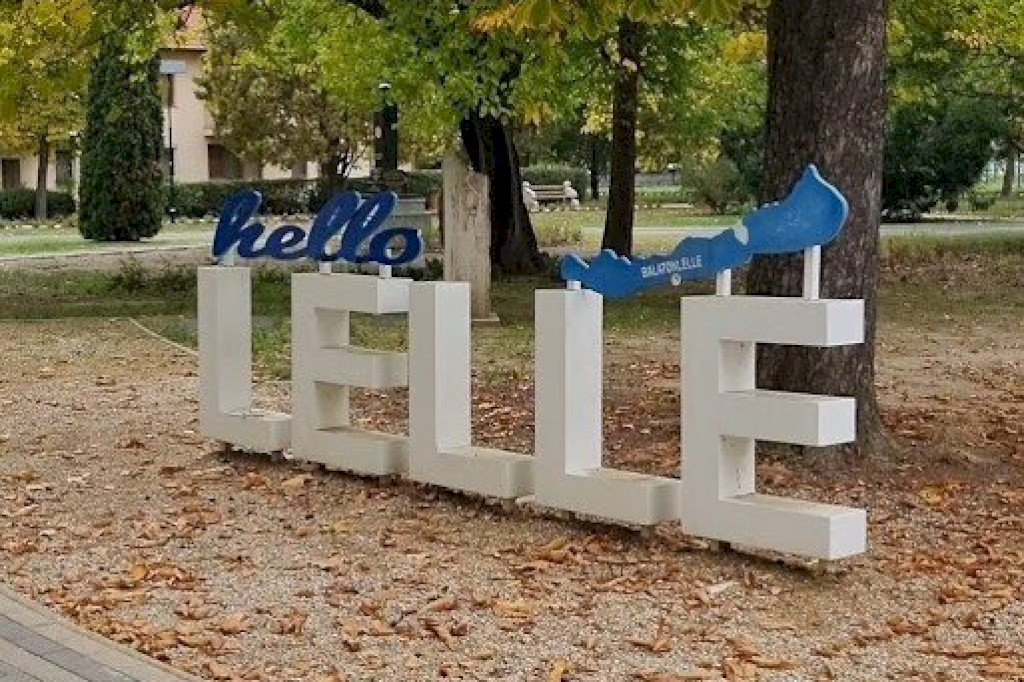Hello Lelle felirat – Egy fotó, amit hazaviszel