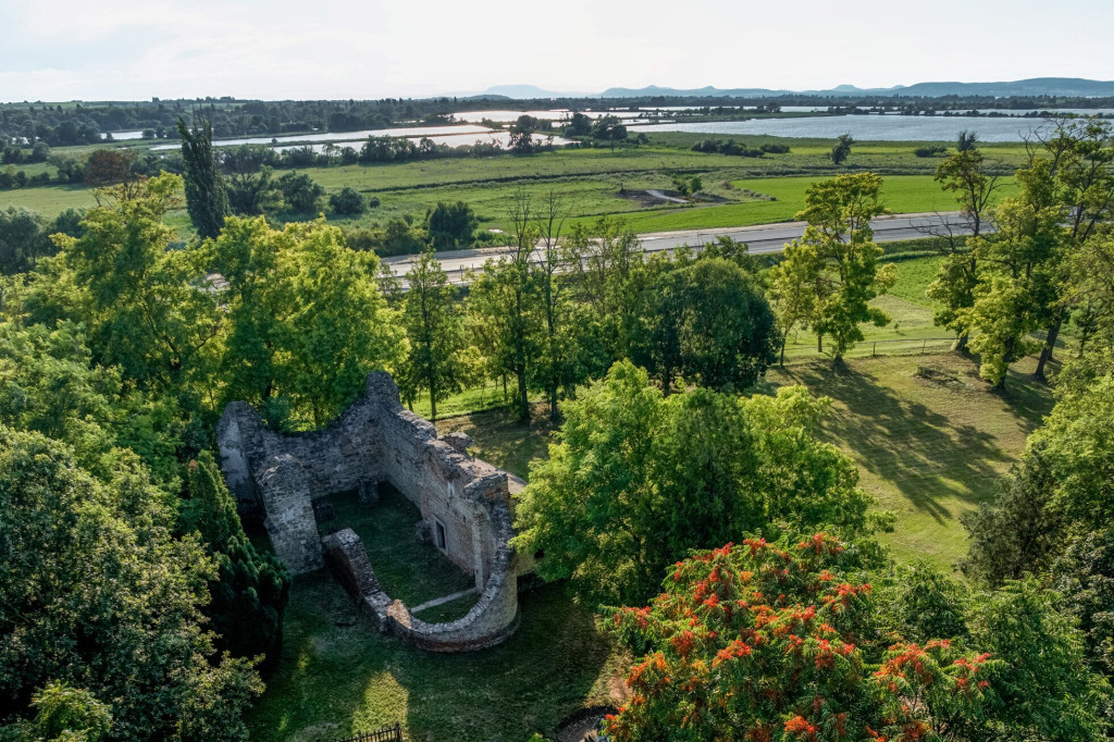 Rádpusztai romtemplom – Időutazás a csendben