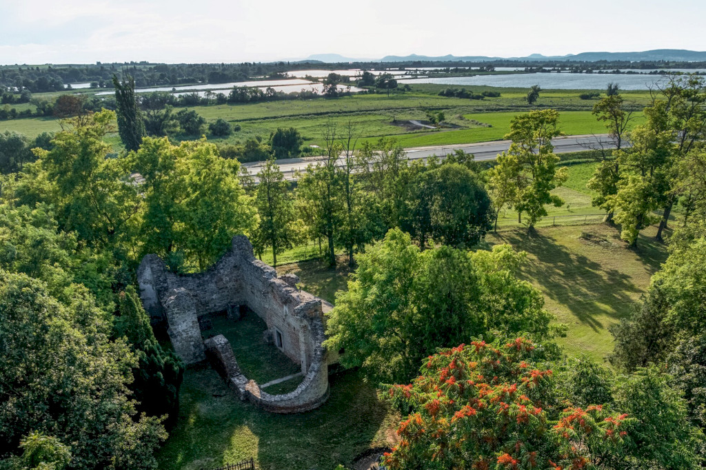 Rádpusztai romtemplom – Időutazás a csendben