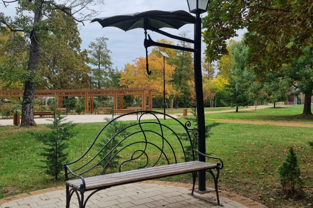 Rózsapark és esernyős fotópont – Ülj be egy különleges pillanat alá